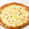 Фото к позиции меню Пицца Четыре сыра и фирменный соус для корочек