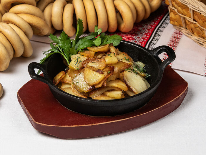 Картофель, жаренный с луком и шкварками