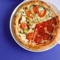 Пицца со шпинатом и сыром дорблю