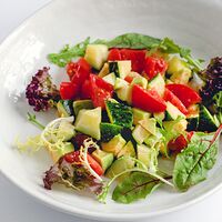 Салат с томатами, авокадо, огурцом и зеленью