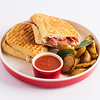 Фото к позиции меню Гриль сэндвич с курицей и беконом, с жареным картофелем и томатным соусом