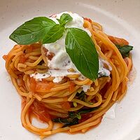 Спагетти помодоро со страчателлой