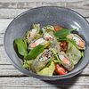 Фото к позиции меню Азиатский салат с хрустящими роллами