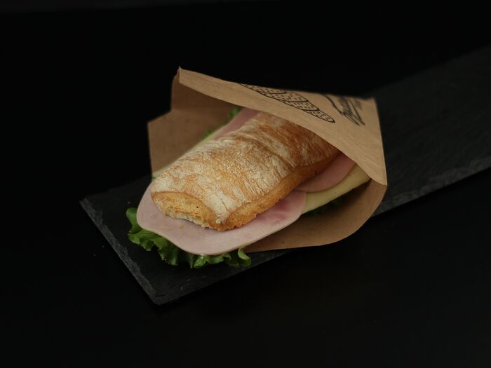 Сэндвич с ветчиной и сыром на булочке панини