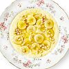 Фото к позиции меню Кукурузная каша с бананом, мёдом и кедровыми орехами
