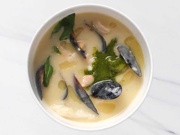 Рыбный суп с мидиями, сёмгой и креветками