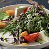 Фото к позиции меню Теплый салат с лососем в медовом соусе