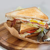 Фото к позиции меню Сэндвич с яичницей, беконом и сыром
