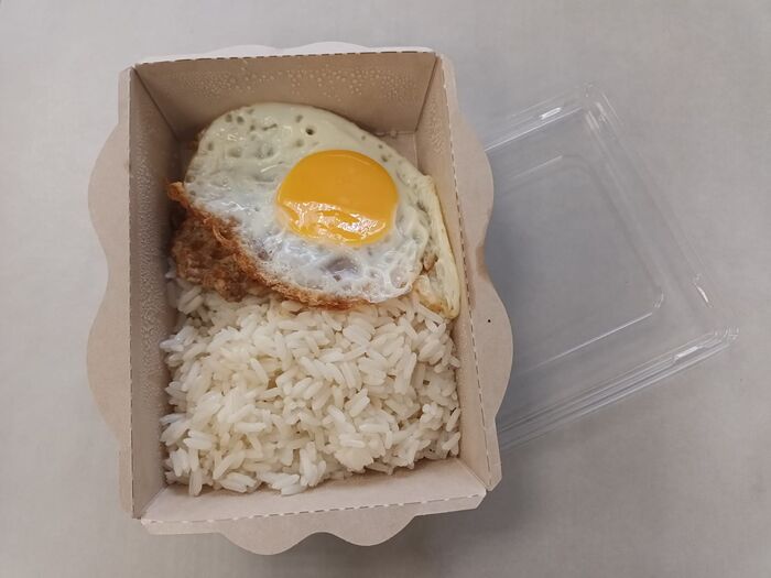 Бифштекс с яйцом и рис