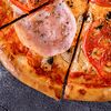 Фото к позиции меню Пицца Капричоза с томатами и ветчиной