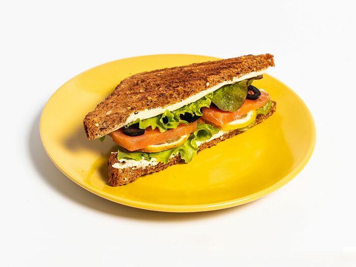 Сэндвич с сёмгой и оливками