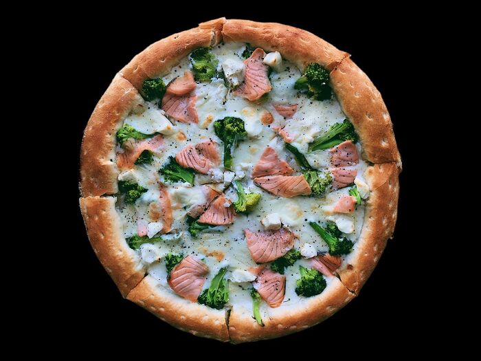 Пицца Бьянка с лососем и брокколи