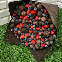 Комбо-букет из клубники, ягод и шоколада L