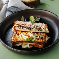 Горячий сырный тост с ветчиной и грибами