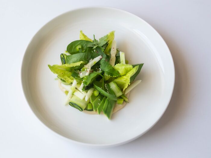 Зеленый салат с молодыми овощами и ореховым дрессингом