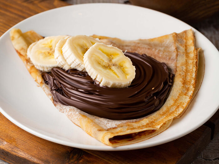 Блин с шоколадной пастой Nutella и бананом