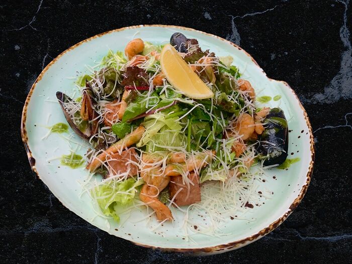 Салат с морепродуктами и рукколой