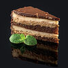 Фото к позиции меню Шоколадный торт с орехами и карамелью