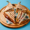 Фото к позиции меню Клаб-сэндвич с куриным филе и беконом