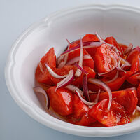 Салат из бакинских помидоров с ялтинским луком