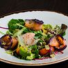 Фото к позиции меню Зеленый салат с лососем, авокадо, помидорами черри и яйцом пашот