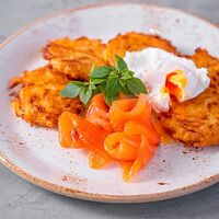 Картофельные драники с лососем и яйцом пашот