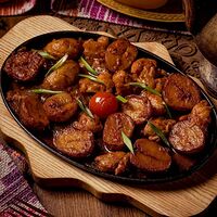 Томленая курица с овощами и соусом Аджика