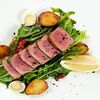 Фото к позиции меню Филе тихоокеанского тунца с салатом из рукколы и овощей