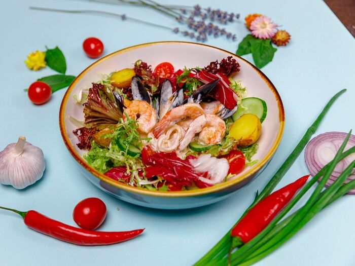 Микс-салат с морепродуктами в сливочном соусе