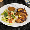 Фото к позиции меню Цыплёнок из тандыра с овощным салатом и соусом