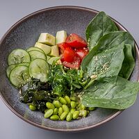Зеленый салат с авокадо и овощами