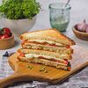 Фото к позиции меню Сэндвич с сыром и томатами