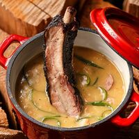 Гороховый суп c копчёными колбасками и ребром