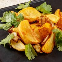 Жареный картофель с луком и чесноком