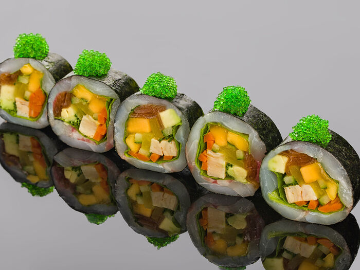 Ролл сашими из лакедры, японского омлета и маринованных овощей