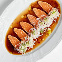 Татаки из лосося в соусе цитрусовый понзу