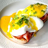 Eggs benny с беконом