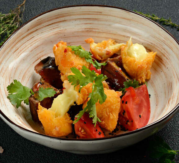 Салат хрустящий баклажан с жаренным сыром