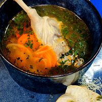Томлённый суп с утиной ножкой и овощами
