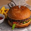 Фото к позиции меню Бургер с говядиной, картофелем фри и соусом барбекю