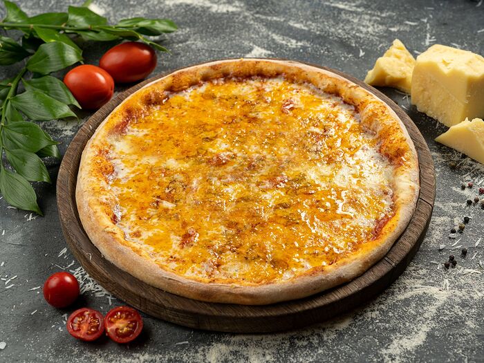 Пицца Четыре сыра на томатной основе