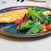 Фото к позиции меню Омлет с хрустящим салатом и вялеными томатами
