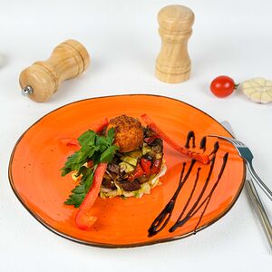 Вкусный салат из филе ягненка с овощами гриль и сырными шариками