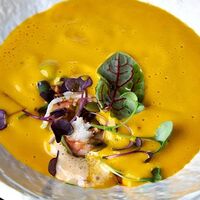 Крем-суп тыквенный с кленовым сиропом, креветками и муссом из копчёного бекона
