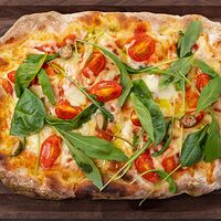 Римская пицца с томатами, сыром и рукколой