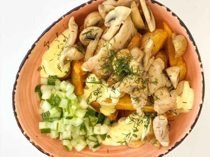 Картофельные дольки с курицей и грибами в сливочно-чесночном соусе