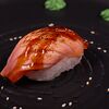 Фото к позиции меню Суши с опалённым лососем