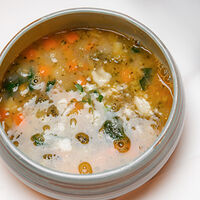 Легкий суп из сезонных овощей с пармезаном