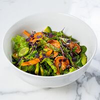Зелёный салат с авокадо и креветками