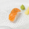 Фото к позиции меню Суши с лососем, васаби и кунжутом